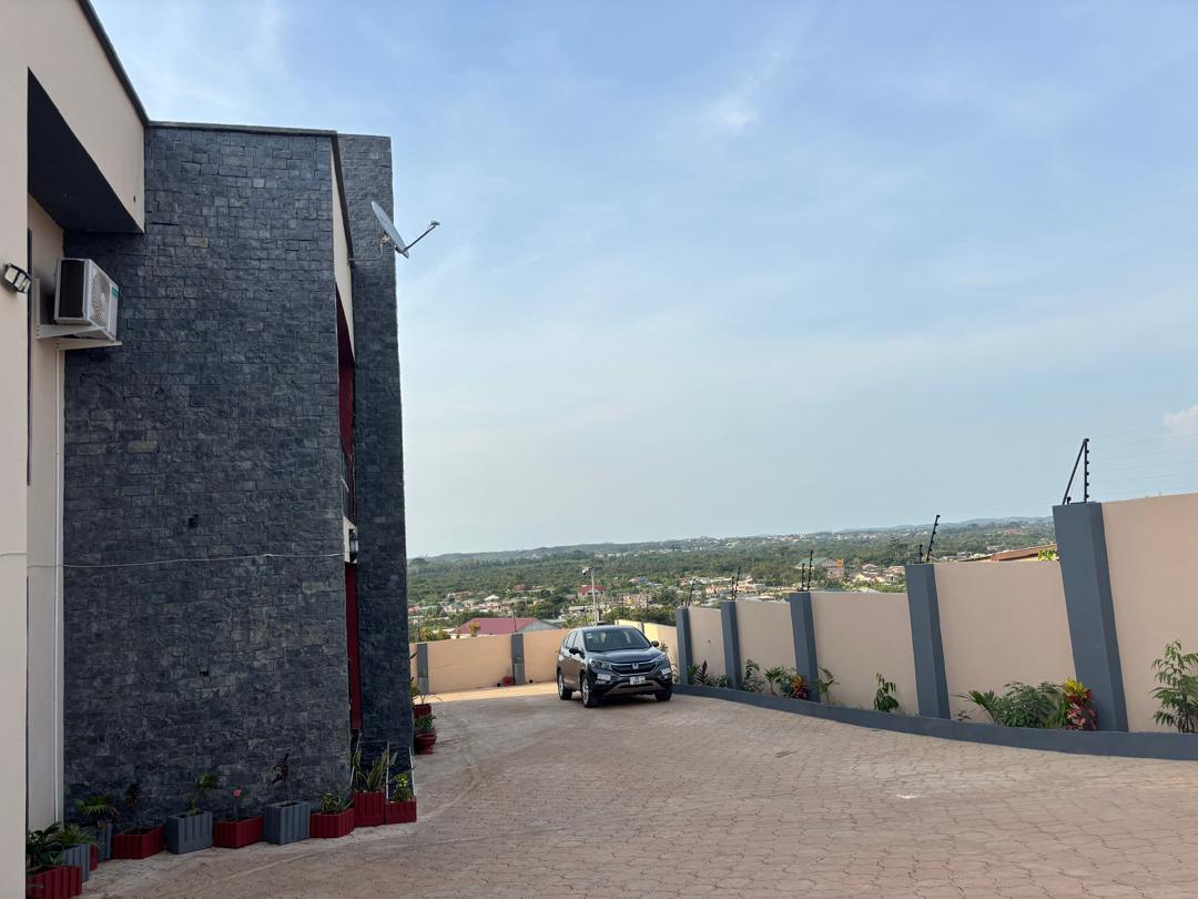 Hillview driveway and view